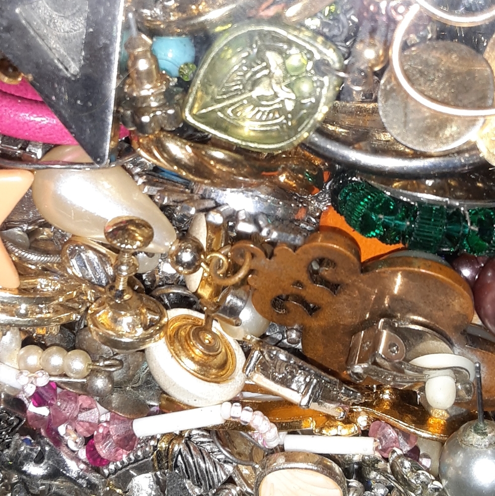 Lot vintage and new costume jewelry